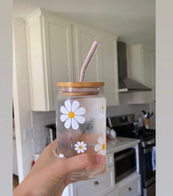 Load image into Gallery viewer, 16 oz Daisy Glass Cup