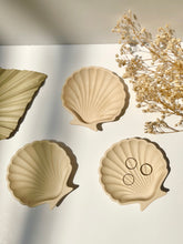 Load image into Gallery viewer, Shell Dish Trinket