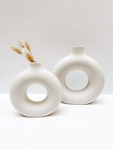 Load image into Gallery viewer, Ceramic Circular Donut Vase