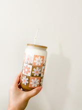 Load image into Gallery viewer, 16 oz. Retro Daisy Cup
