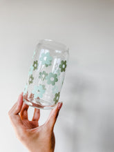 Load image into Gallery viewer, 16 oz Daisy Glass Cup