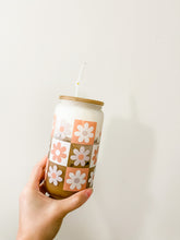 Load image into Gallery viewer, 16 oz. Retro Daisy Cup
